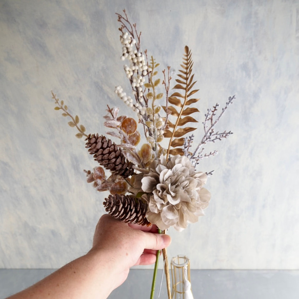 Golden Winter Bouquet – シャビーな冬のブーケ –ダリアと松ぼっくりのワイヤーベースアレンジ 2枚目の画像