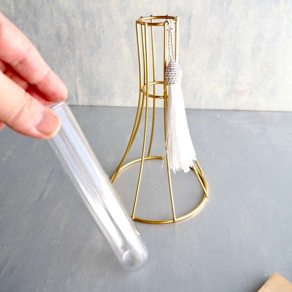 Golden Winter Bouquet – シャビーな冬のブーケ –ダリアと松ぼっくりのワイヤーベースアレンジ 10枚目の画像