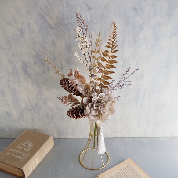 Golden Winter Bouquet – シャビーな冬のブーケ –ダリアと松ぼっくりのワイヤーベースアレンジ 7枚目の画像