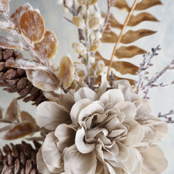 Golden Winter Bouquet – シャビーな冬のブーケ –ダリアと松ぼっくりのワイヤーベースアレンジ 14枚目の画像