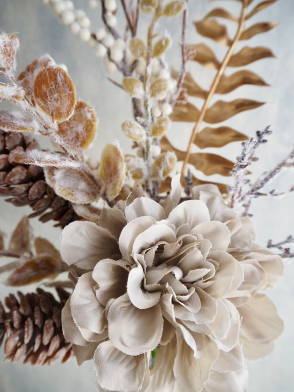 Golden Winter Bouquet – シャビーな冬のブーケ –ダリアと松ぼっくりのワイヤーベースアレンジ 14枚目の画像