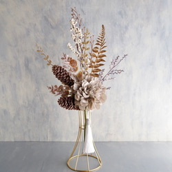 Golden Winter Bouquet – シャビーな冬のブーケ –ダリアと松ぼっくりのワイヤーベースアレンジ 8枚目の画像