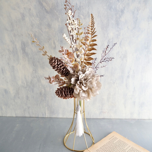 Golden Winter Bouquet – シャビーな冬のブーケ –ダリアと松ぼっくりのワイヤーベースアレンジ 1枚目の画像