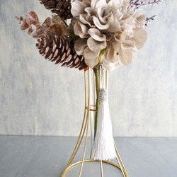 Golden Winter Bouquet – シャビーな冬のブーケ –ダリアと松ぼっくりのワイヤーベースアレンジ 6枚目の画像