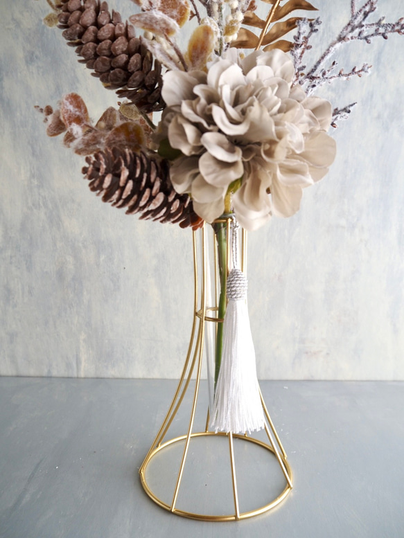 Golden Winter Bouquet – シャビーな冬のブーケ –ダリアと松ぼっくりのワイヤーベースアレンジ 6枚目の画像