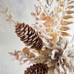 Golden Winter Bouquet – シャビーな冬のブーケ –ダリアと松ぼっくりのワイヤーベースアレンジ 11枚目の画像