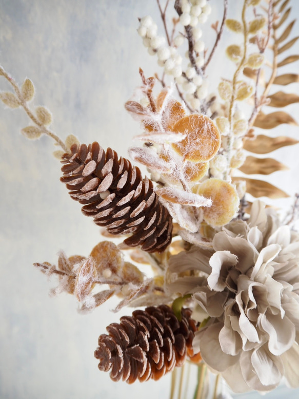 Golden Winter Bouquet – シャビーな冬のブーケ –ダリアと松ぼっくりのワイヤーベースアレンジ 11枚目の画像