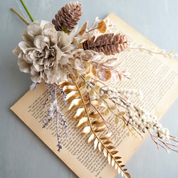 Golden Winter Bouquet – シャビーな冬のブーケ –ダリアと松ぼっくりのワイヤーベースアレンジ 4枚目の画像
