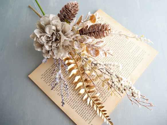 Golden Winter Bouquet – シャビーな冬のブーケ –ダリアと松ぼっくりのワイヤーベースアレンジ 4枚目の画像