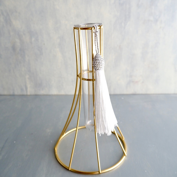 Golden Winter Bouquet – シャビーな冬のブーケ –ダリアと松ぼっくりのワイヤーベースアレンジ 12枚目の画像