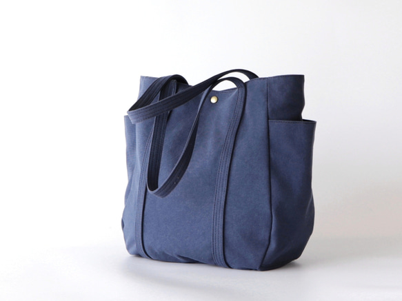 新作＊大ぶりラウンドトート＊装備品の増える秋冬に◎（くすみブルー） 4枚目の画像