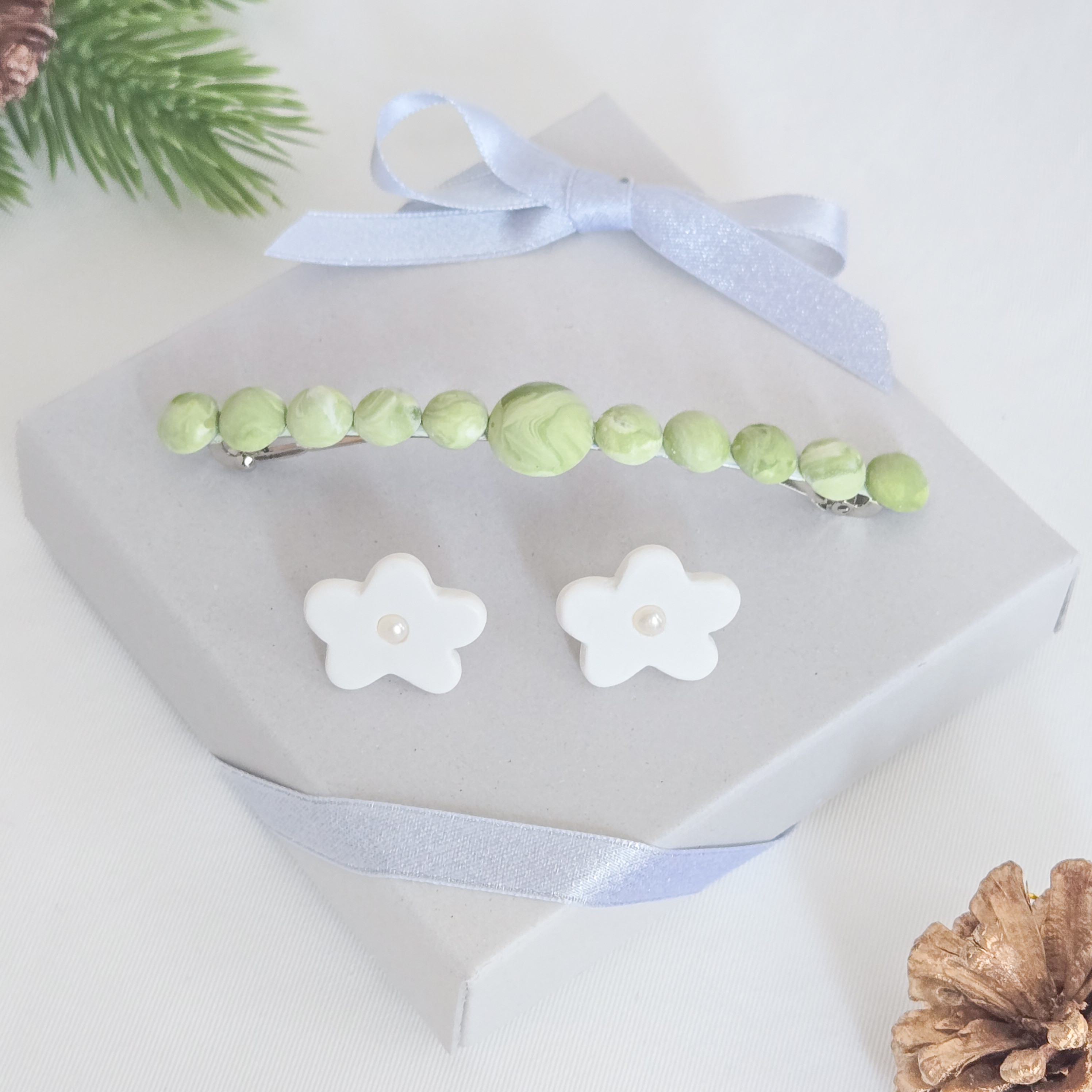 冬を優しく彩る 抹茶マーブルのロングバレッタとお花のピアス・イヤリングのコフレセット｜淡水パール｜シンプル | 送料無料