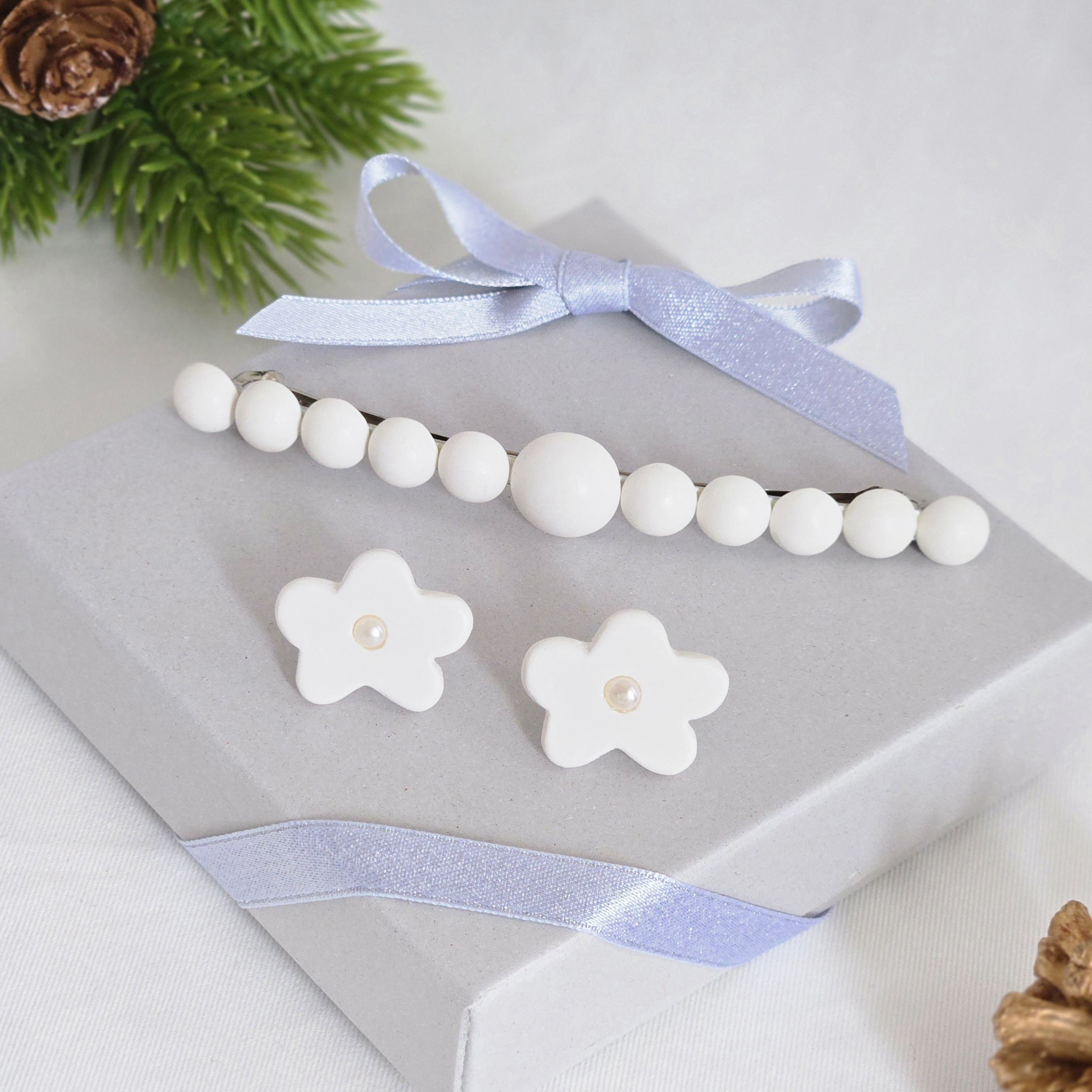 冬をやさしく彩る 白のロングバレッタとお花のピアス・イヤリングのコフレセット｜淡水パール｜シンプル上品 | 送料無料