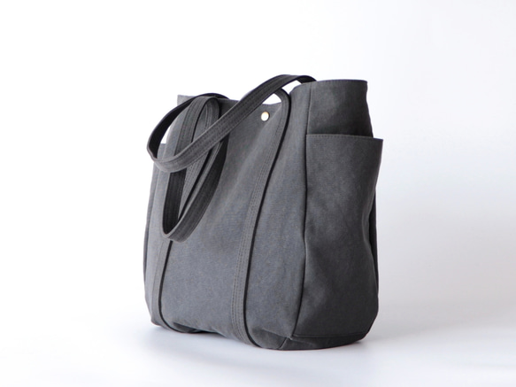 新作＊大ぶりラウンドトート＊装備品の増える秋冬に◎（チャコール） 4枚目の画像
