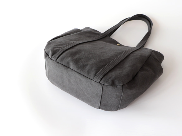 新作＊大ぶりラウンドトート＊装備品の増える秋冬に◎（チャコール） 6枚目の画像