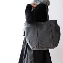 新作＊大ぶりラウンドトート＊装備品の増える秋冬に◎（チャコール） 2枚目の画像