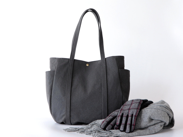 新作＊大ぶりラウンドトート＊装備品の増える秋冬に◎（チャコール） 1枚目の画像