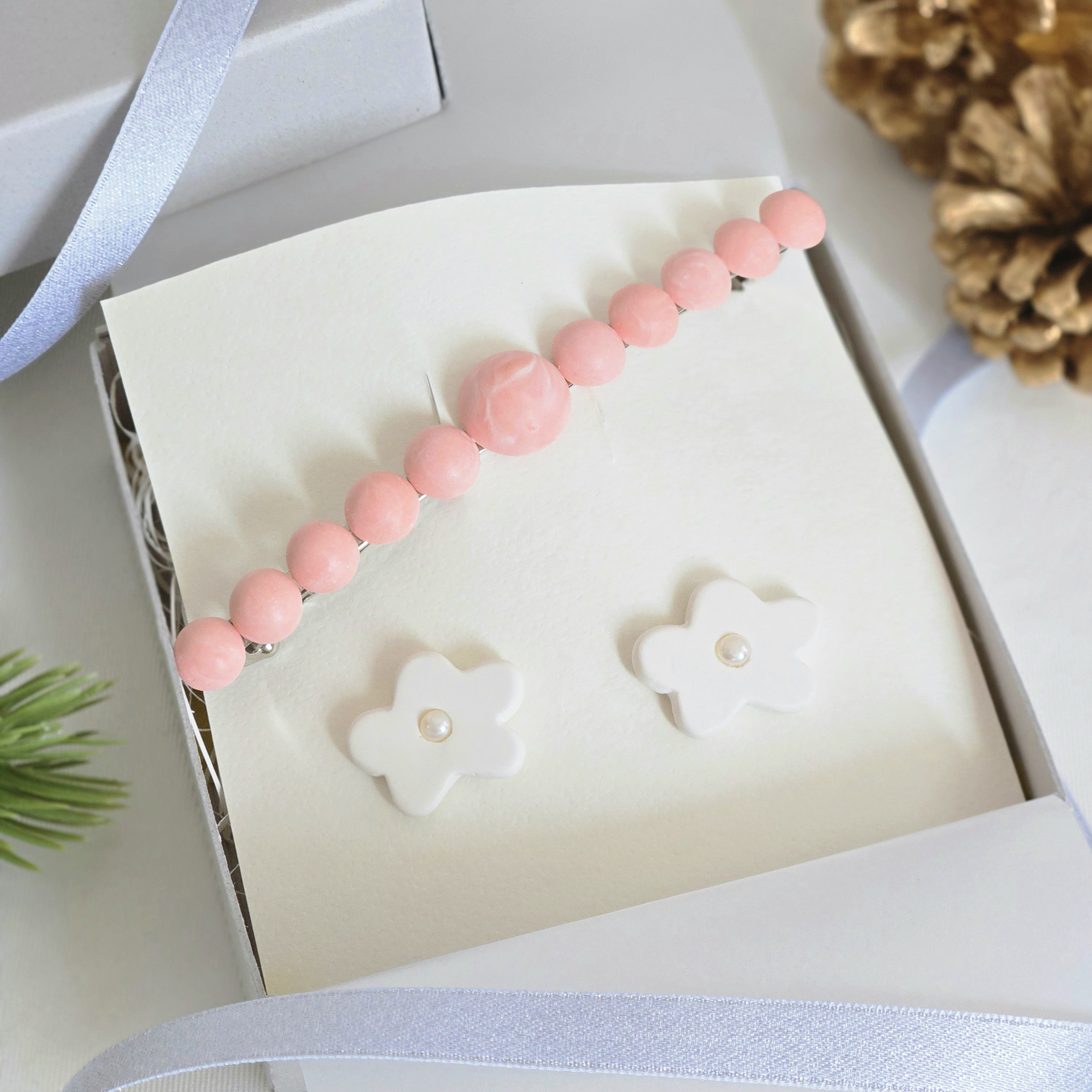 冬を優しく彩る 淡いピンクのロングバレッタとお花のピアス・イヤリングのコフレセット｜淡水パール｜シンプル | 送料無料