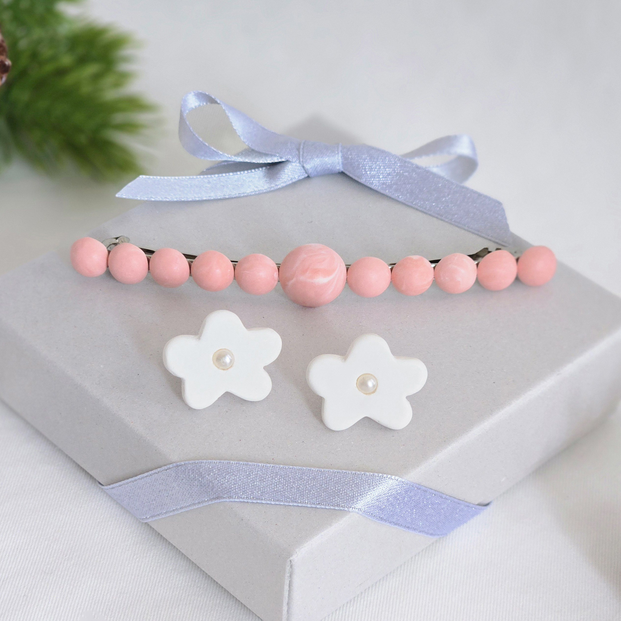 冬を優しく彩る 淡いピンクのロングバレッタとお花のピアス・イヤリングのコフレセット｜淡水パール｜シンプル | 送料無料