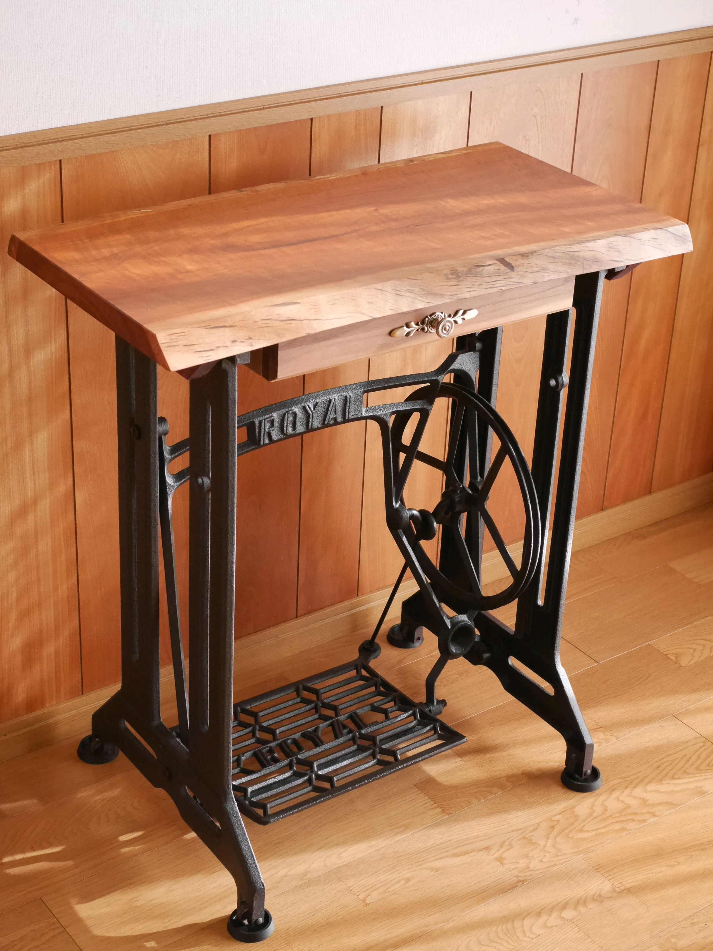 ミシン脚テーブル　ノタ付一枚板