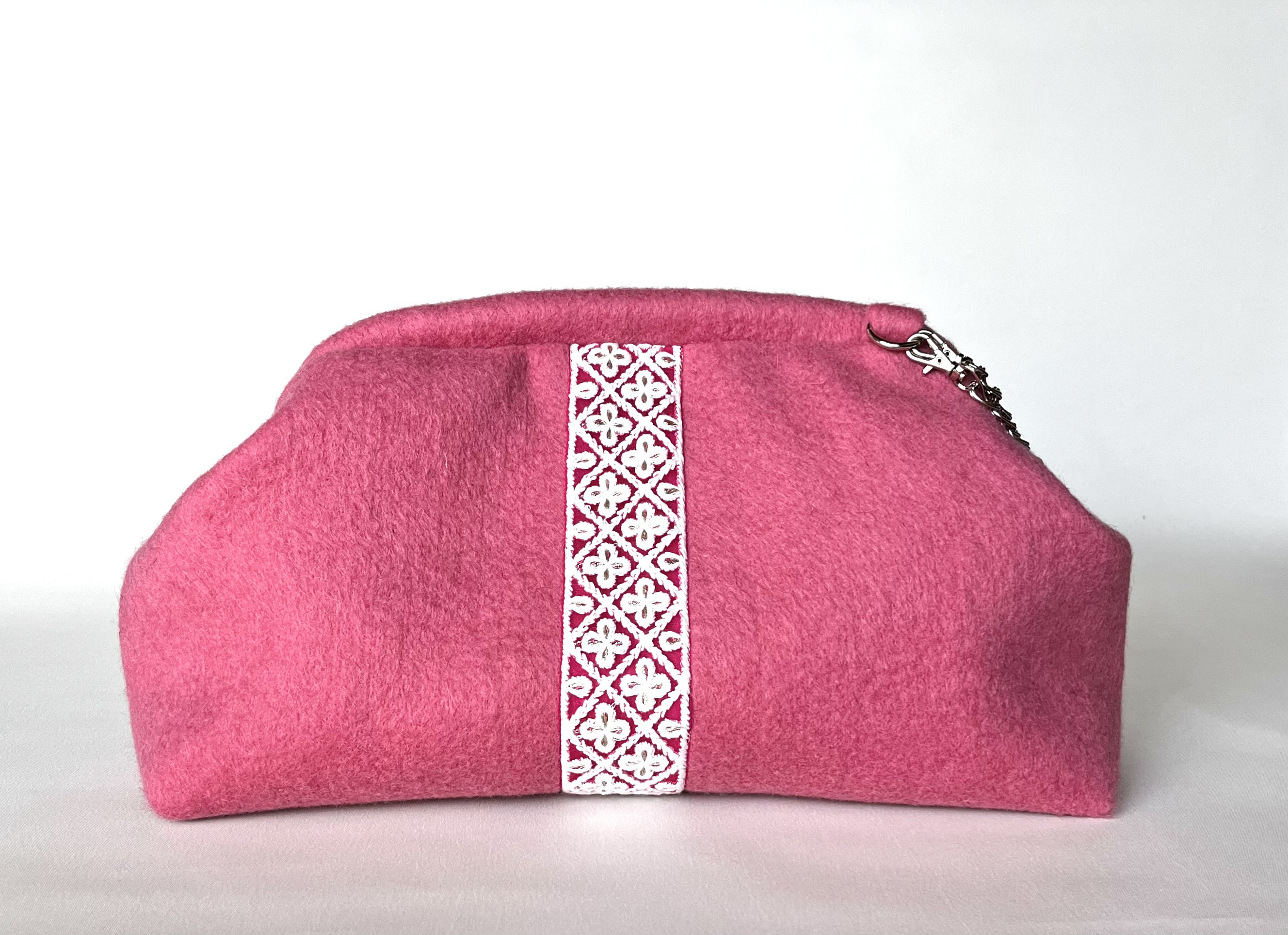 ピンクの圧縮ウールが触ってほっこりのニューム口金3wayバッグ