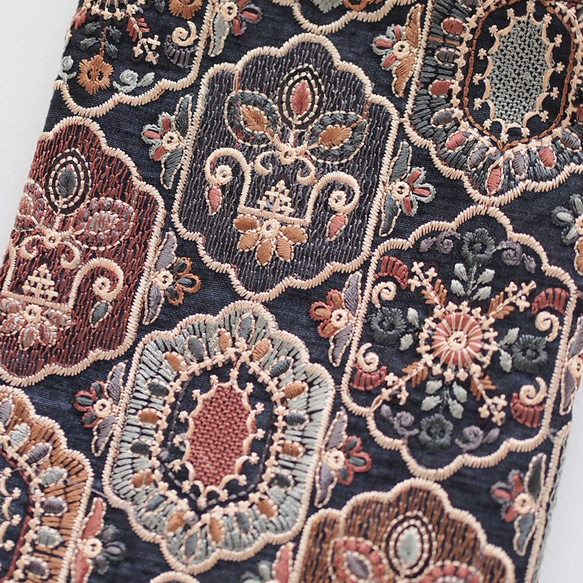 ホリデーボックス☆ インド刺繍ファブリック　ファー付きスマホショルダー＆ミニポーチ（カラビナ付） 　ブラック 3枚目の画像