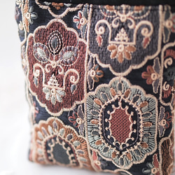 ホリデーボックス☆ インド刺繍ファブリック　ファー付きスマホショルダー＆ミニポーチ（カラビナ付） 　ブラック 11枚目の画像