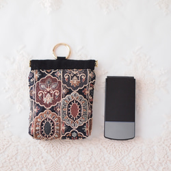 ホリデーボックス☆ インド刺繍ファブリック　ファー付きスマホショルダー＆ミニポーチ（カラビナ付） 　ブラック 15枚目の画像