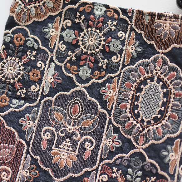 ホリデーボックス☆ インド刺繍ファブリック　ファー付きスマホショルダー＆ミニポーチ（カラビナ付） 　ブラック 4枚目の画像