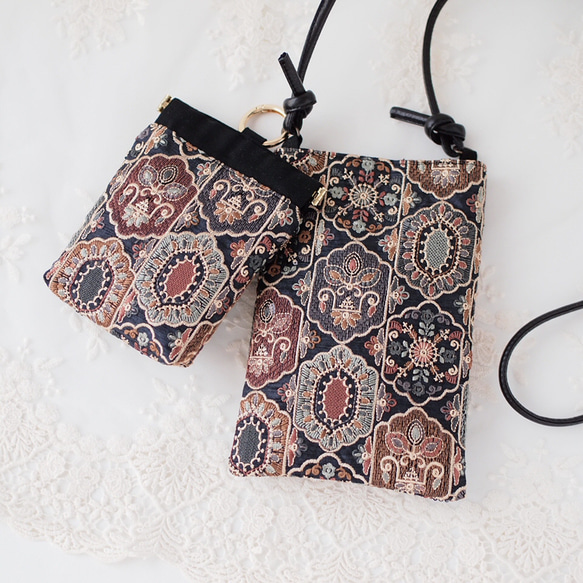 ホリデーボックス☆ インド刺繍ファブリック　ファー付きスマホショルダー＆ミニポーチ（カラビナ付） 　ブラック 14枚目の画像