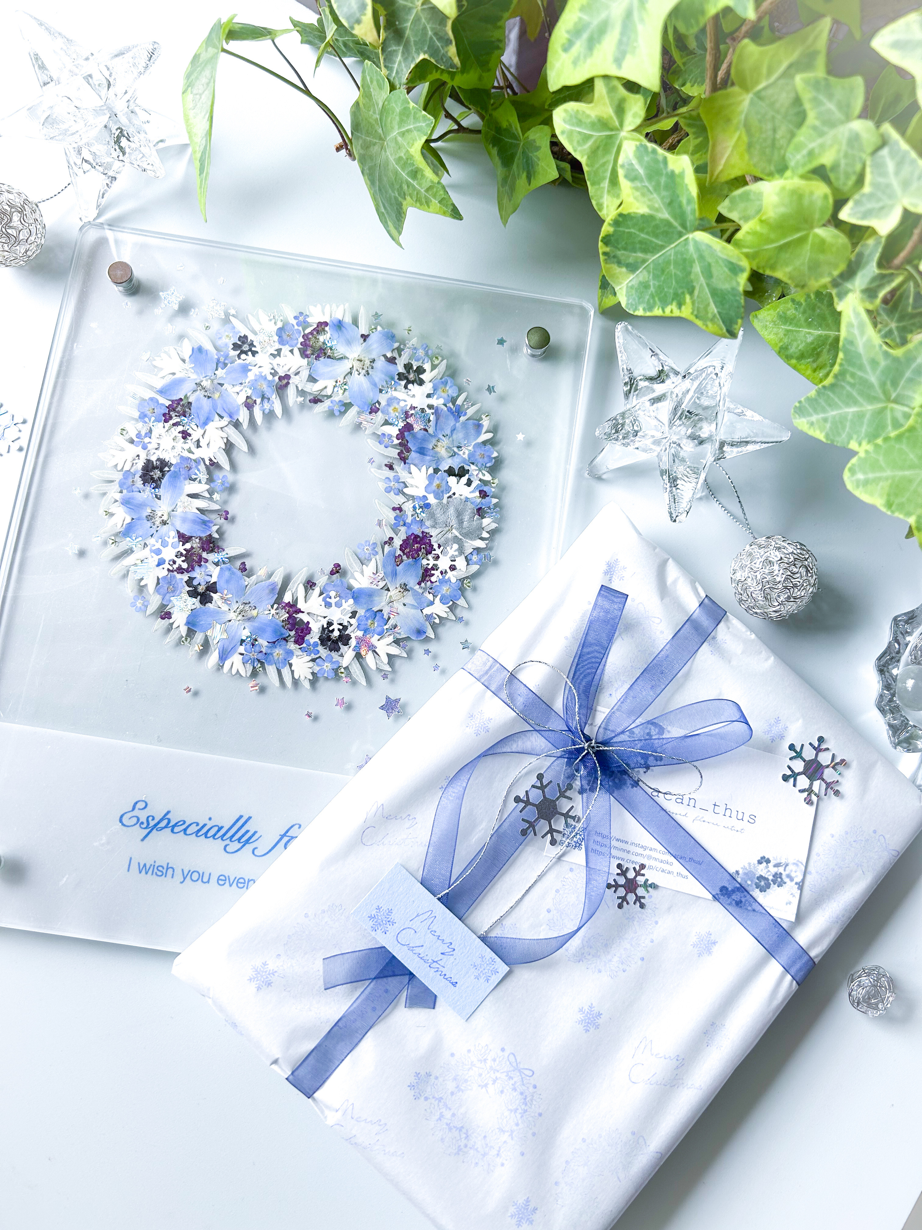 青いデルフィニウムのクリスマスリースフレームL