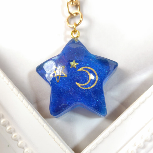 月と星がキラキラ輝く星型のキーホルダー その他アクセサリー ふう