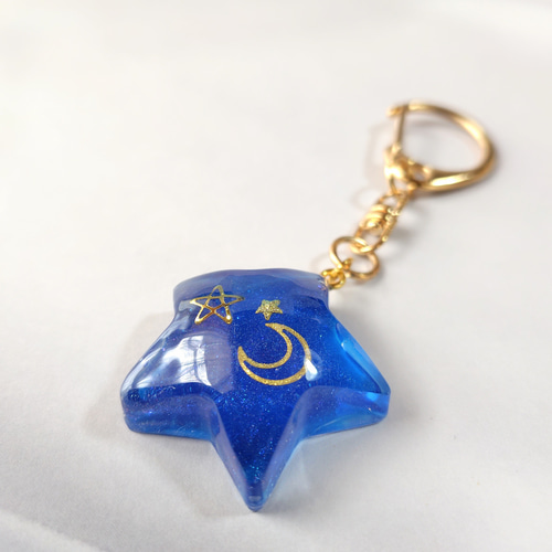 月と星がキラキラ輝く星型のキーホルダー その他アクセサリー ふう