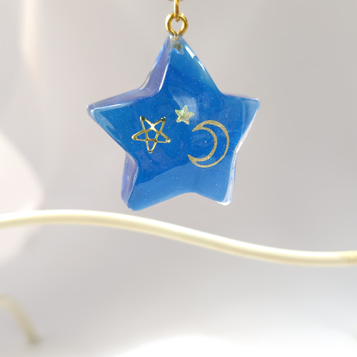 月と星がキラキラ輝く星型のキーホルダー その他アクセサリー ふう