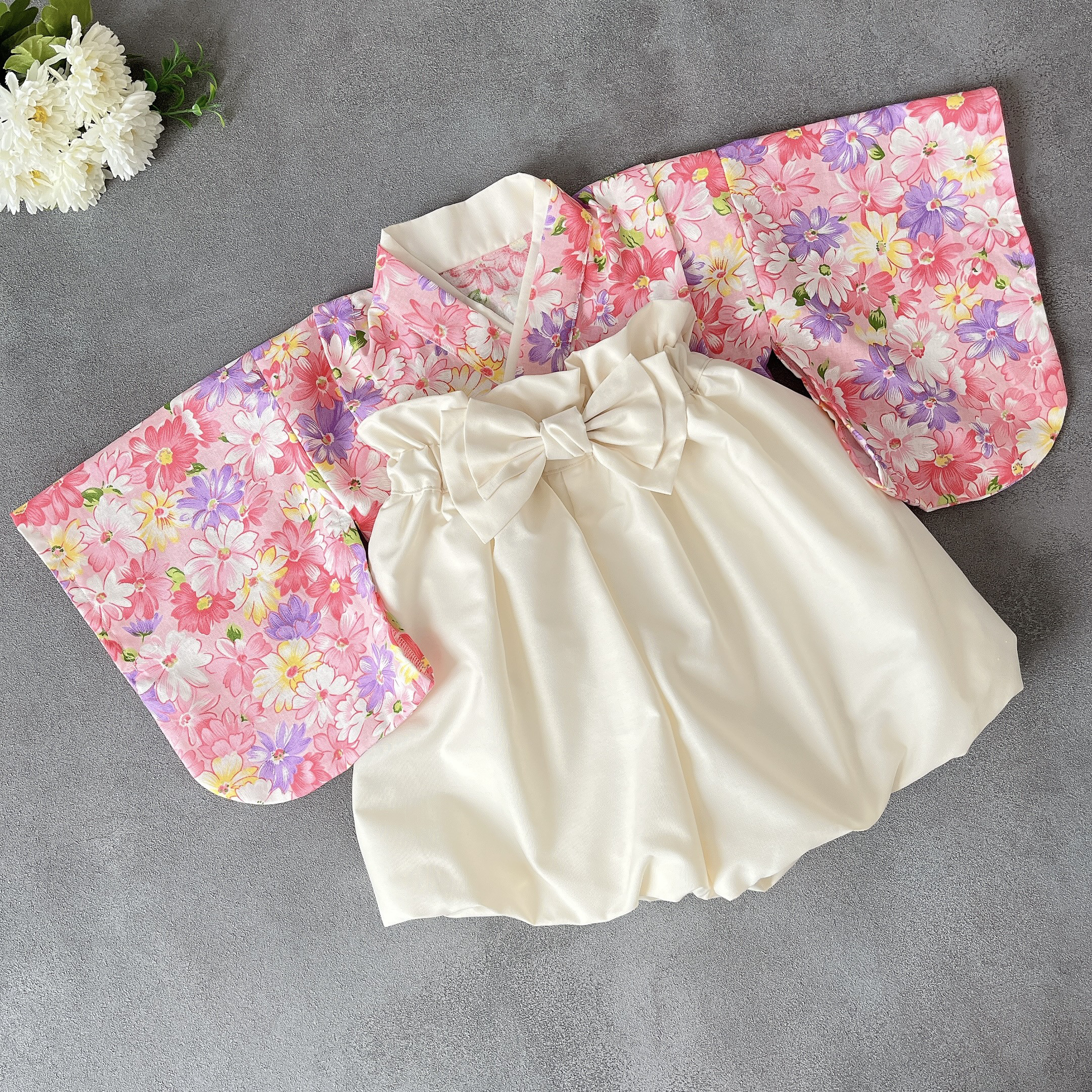 送料無料・数量限定【60-70 】ベビー袴　台湾花布(お花畑)✖︎白色の袴