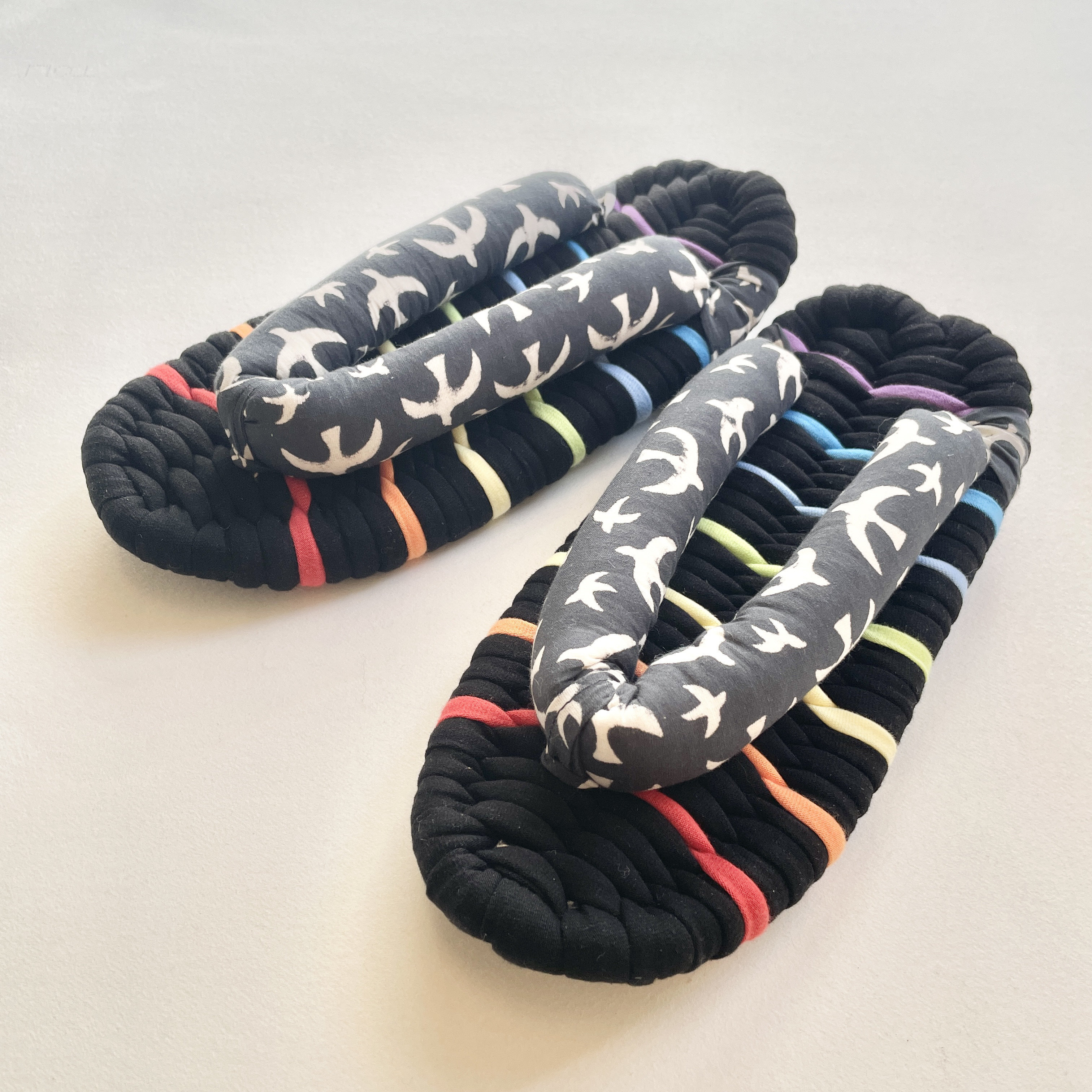 布ぞうり　Lサイズ　虹を渡るカモメ　レインボー×ブラック×カモメ