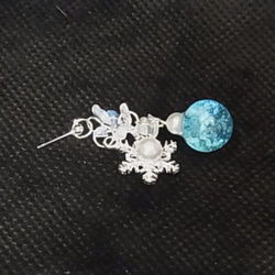 ピアス 雪の結晶 輝く夜光ガラスドーム 6枚目の画像