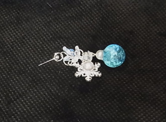 ピアス 雪の結晶 輝く夜光ガラスドーム 6枚目の画像