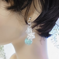 ピアス 雪の結晶 輝く夜光ガラスドーム 5枚目の画像