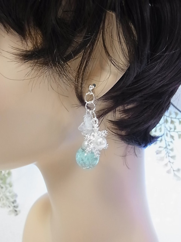 ピアス 雪の結晶 輝く夜光ガラスドーム 5枚目の画像