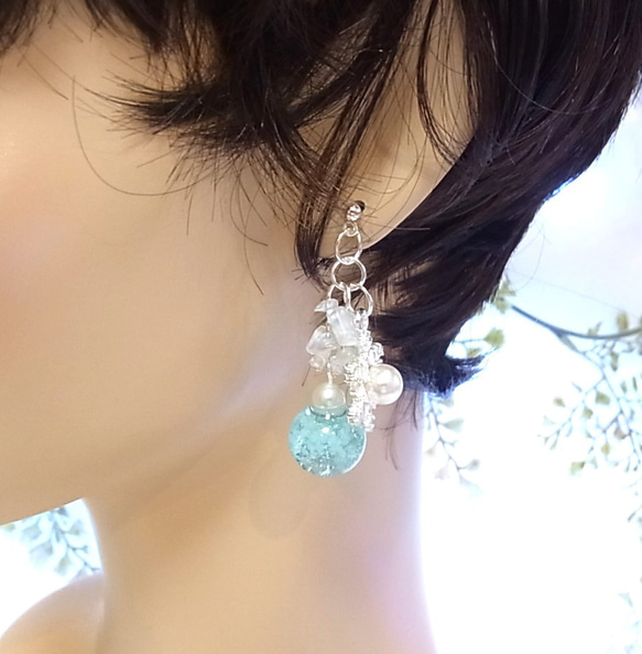 ピアス 雪の結晶 輝く夜光ガラスドーム 4枚目の画像