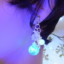 ピアス 雪の結晶 輝く夜光ガラスドーム 2枚目の画像
