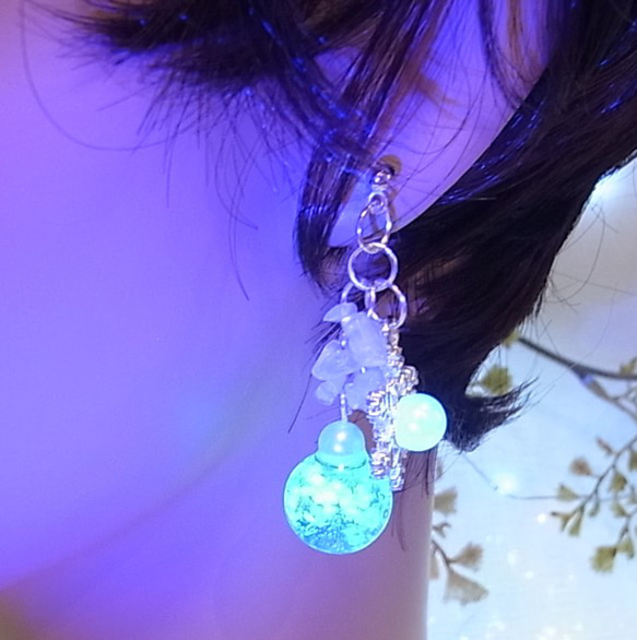 ピアス 雪の結晶 輝く夜光ガラスドーム 2枚目の画像