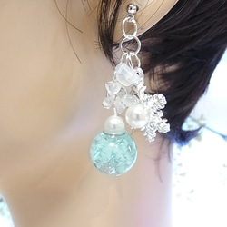 ピアス 雪の結晶 輝く夜光ガラスドーム 1枚目の画像