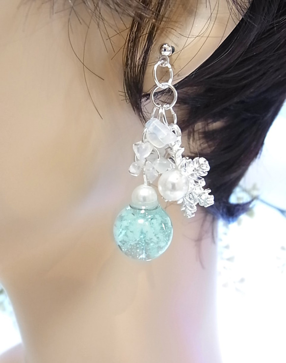 ピアス 雪の結晶 輝く夜光ガラスドーム 1枚目の画像