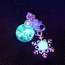 ピアス 雪の結晶 輝く夜光ガラスドーム 8枚目の画像