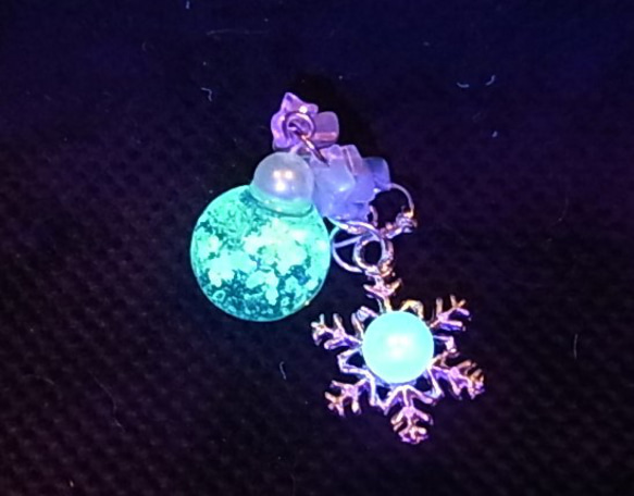 ピアス 雪の結晶 輝く夜光ガラスドーム 8枚目の画像