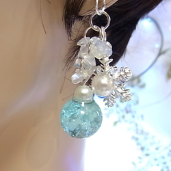 ピアス 雪の結晶 輝く夜光ガラスドーム 3枚目の画像