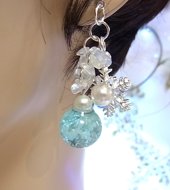 ピアス 雪の結晶 輝く夜光ガラスドーム 3枚目の画像