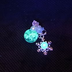 ピアス 雪の結晶 輝く夜光ガラスドーム 7枚目の画像